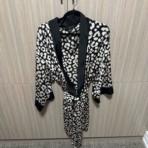 Ann Taylor Black and White Patterned robe